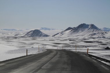 İzlanda'daki yol. Peyzaj ve yol kışın, İzlanda, ülke yolculuğa. İzlanda'daki güzel doğa. Epik ve görkemli landsacapes. Rota bir numaralı (çevre yolu).