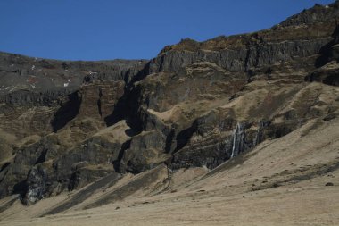 İzlanda'daki destansı dağlar. Harika İzlanda doğa. Kayalık arazi, yüksek dağlar, dramatik gökyüzü. İzlanda'daki güzel doğa. Epik ve görkemli landsacapes. Pitoresk manzaralar ve şelaleler.