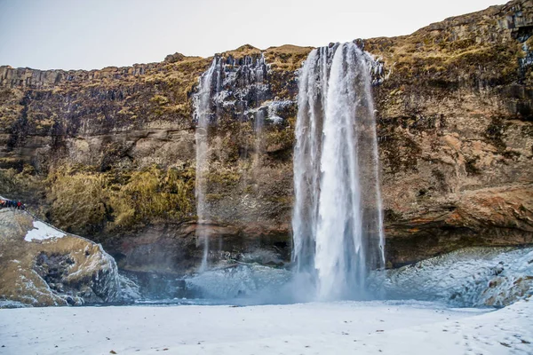 Piękny Seljalandsfoss Islandii Okresie Zimowym Mrożone Piękny Wodospad Seljalandsfoss Pod — Zdjęcie stockowe