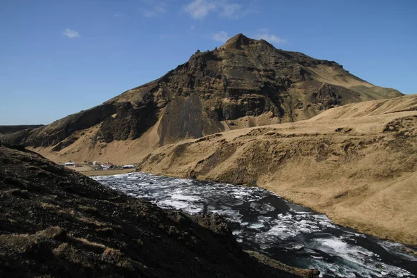 在冰岛的史诗山 美妙的冰岛自然 洛基的土地 戏剧性的天空 冰岛的美丽性质 史诗般雄伟的 Landsacapes 风景如画的山水瀑布 — 图库照片