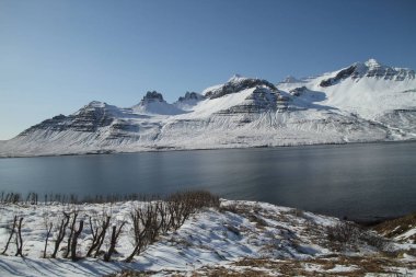 İzlanda'daki güzel kış manzaraları. Dağ nehir ve harika İzlanda doğa. Kayalık arazi, yüksek dağlar, dramatik gökyüzü. Epik ve görkemli manzara ve doğa İzlanda. 