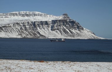 İzlanda'daki güzel kış manzaraları. Dağ nehir ve harika İzlanda doğa. Kayalık arazi, yüksek dağlar, dramatik gökyüzü. Epik ve görkemli manzara ve doğa İzlanda. 