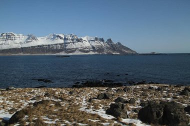 Epik İzlanda manzara. Deniz koyları, waterscapes, dağ nehir ve harika İzlanda doğa. Kayalık arazi, yüksek dağlar. İzlanda'daki güzel doğa. Epik ve görkemli landsacapes. 