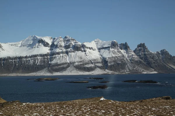 在冰岛的史诗山 美妙的冰岛自然 洛基的土地 戏剧性的天空 冰岛的美丽性质 史诗般雄伟的 Landsacapes 风景如画的山水瀑布 — 图库照片