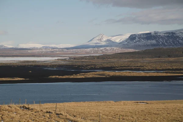 アイスランドの壮大な山々 素晴らしいアイスランドの自然 岩が多い土地 劇的な空 アイスランドの美しい自然 壮大な壮大な Landsacapes 美しい風景と滝 — ストック写真