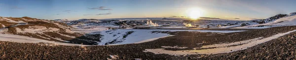 アイスランドの美しい冬の風景 山の川と素晴らしいアイスランドの自然 岩が多い土地 劇的な空 壮大な雄大な風景とアイスランドの自然 — ストック写真