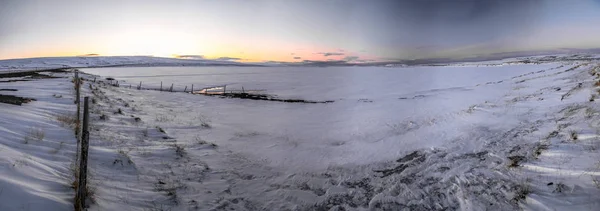 アイスランドの美しい冬の風景 山の川と素晴らしいアイスランドの自然 岩が多い土地 劇的な空 壮大な雄大な風景とアイスランドの自然 — ストック写真