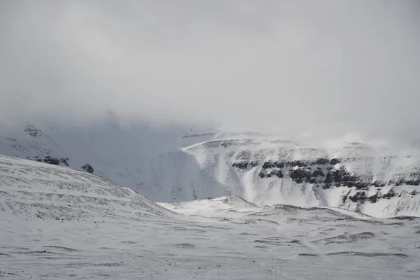Vackra Vinterlandskap Island Bergsfloder Och Underbara Isländska Naturen Stenig Mark — Stockfoto