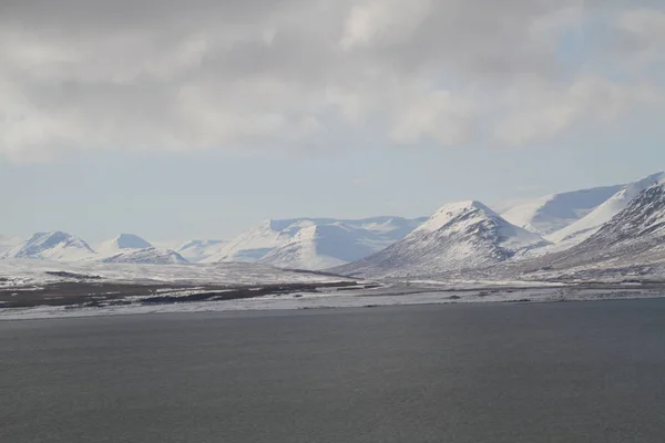 アイスランドの美しい冬の風景 山の川と素晴らしいアイスランドの自然 岩が多い土地 劇的な空 壮大な雄大な風景とアイスランドの自然 — ストック写真