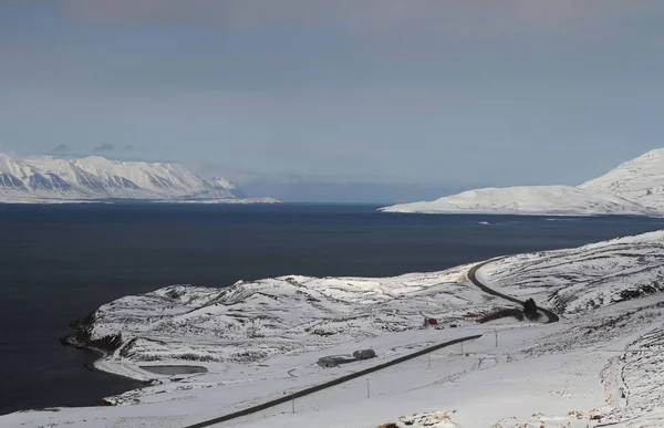 アイスランドの美しい冬の風景 山の川と素晴らしいアイスランドの自然 岩が多い土地 劇的な空 壮大な雄大な風景とアイスランドの自然 — ストック写真