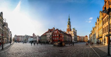 Poznan'daki Eski Şehir'e bak. Poznan Şehir merkezi - ünlü güzel Avrupa şehri. Poznan ilgi ve ünlü konumlar palces: Ana meydan, Eski pazar, belediye binası ve eski sokaklarda renkli evler.
