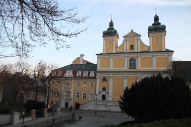 Poznan'daki Eski Şehir'e bak. Poznan Şehir merkezi - ünlü güzel Avrupa şehri. Poznan ilgi ve ünlü konumlar palces: Ana meydan, Eski pazar, belediye binası ve eski sokaklarda renkli evler.