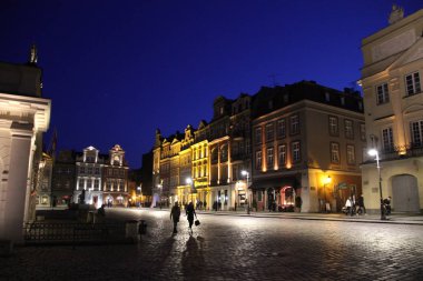 Poznan'daki Eski Şehir'e bak. Poznan Şehir merkezi - ünlü güzel Avrupa şehri. Poznan ilgi ve ünlü konumlar palces: Ana meydan, Eski pazar, belediye binası ve eski sokaklarda renkli evler.