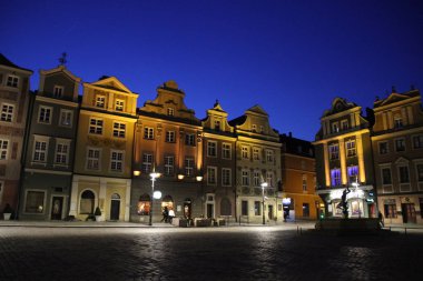 Poznan'daki Eski Şehir'e bak. Poznan Şehir merkezi - ünlü güzel Avrupa şehri. Poznan ilgi ve ünlü konumlar palces: Ana meydan, Eski pazar, belediye binası ve eski sokaklarda renkli evler.