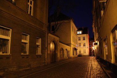 Poznan'daki Eski Şehir'e bak. Poznan Şehir merkezi - ünlü güzel Avrupa şehri. Poznan ilgi ve ünlü konumlar palces: Ana meydan, Eski pazar, belediye binası ve eski sokaklarda renkli evler.