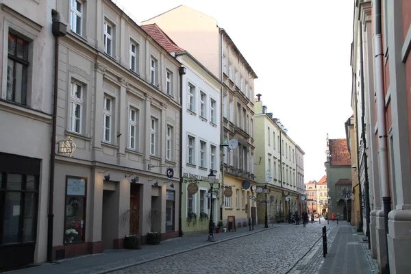 Poznan'daki Eski Şehir'e bak. Poznan Şehir merkezi - ünlü güzel Avrupa şehri. Poznan ilgi ve ünlü konumlar palces: Ana meydan, Eski pazar, belediye binası ve eski sokaklarda renkli evler.