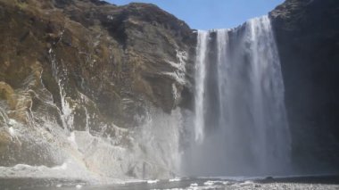 İzlanda'daki Skogafoss şelale. Ünlü turistik konumlar ve simgesel hedef South Iceland İzlanda doğa manzaraya. Gökkuşağı şelale kış zamanında üzerinde.