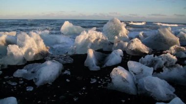 Diamond beach jokulsarlon Iceland.Ice kayalar ve buzdağları siyah kum plaj Güneydoğu İzlanda'daki Jokulsarlon Beach (elmas plaj) ile.