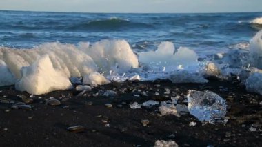 Diamond beach jokulsarlon Iceland.Ice kayalar ve buzdağları siyah kum plaj Güneydoğu İzlanda'daki Jokulsarlon Beach (elmas plaj) ile.