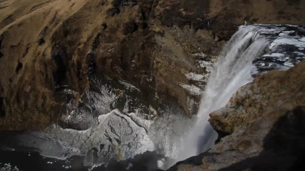 アイスランドの滝スコウガ滝 南アイスランドのアイスランドの自然風景の中の有名な観光スポットやランドマークの地 冬の滝の虹 — ストック動画