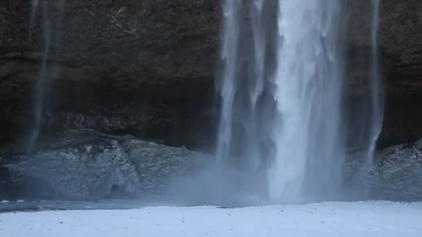 冬の間にアイスランドの美しいセリャラントスフォス 川に反射で美しい滝セリャラントスフォス日の出ライトの下をフリーズします セリャラントスフォスはアイスランドの南部地域に位置します — ストック動画