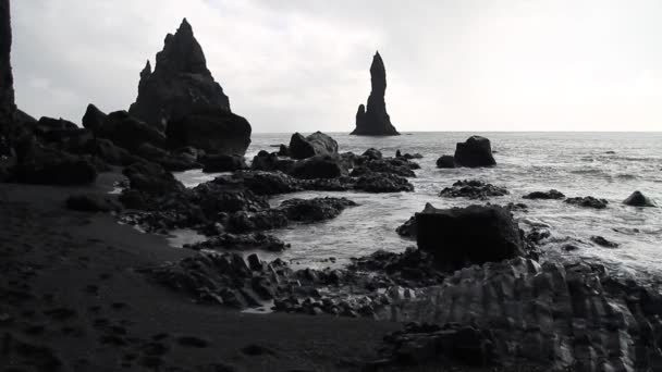 Black Sand Beach Iceland Vik Dyrholaey Reynisfjara Beach Rocks Cliffs — Stock Video