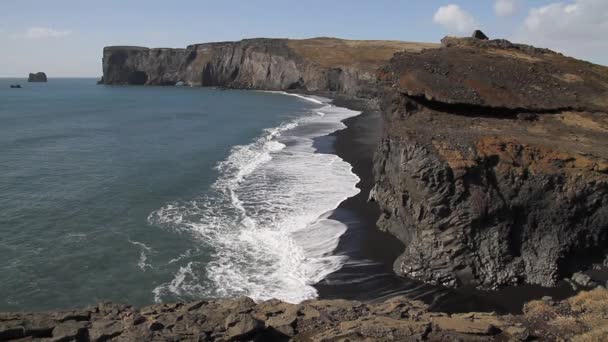 Черный Песчаный Пляж Исландии Рядом Виком Дирхолей Пляжем Рейкьяра Скалы — стоковое видео
