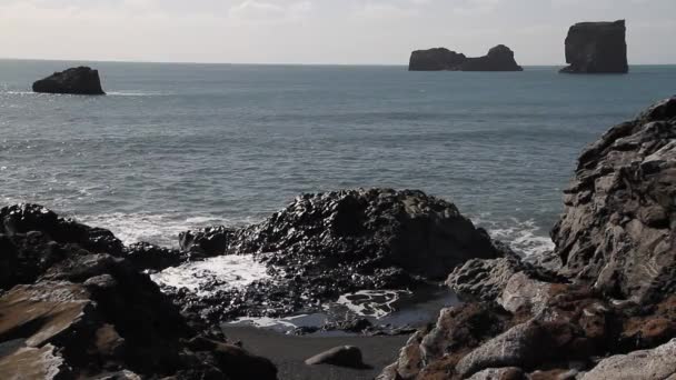 Playa Arena Negra Islandia Cerca Vik Dyrholaey Reynisfjara Beach Rocas — Vídeo de stock