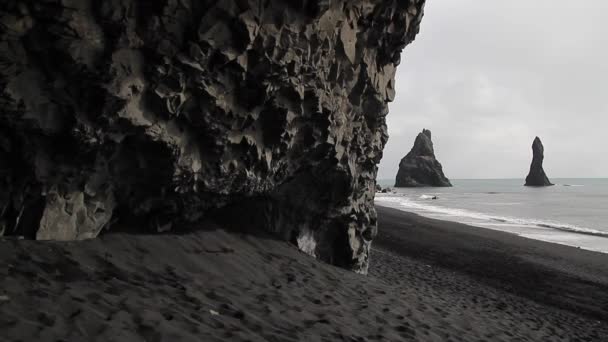 冰岛的黑色沙滩 Vik Dyrholaey Reynisfjara 海洋海滩上的岩石和悬崖 冰岛南海岸的一个热门景点 — 图库视频影像