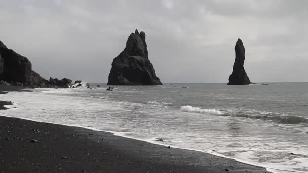 冰岛的黑色沙滩 Vik Dyrholaey Reynisfjara 海洋海滩上的岩石和悬崖 冰岛南海岸的一个热门景点 — 图库视频影像