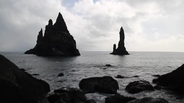 冰岛的黑色沙滩 Vik Dyrholaey Reynisfjara 海洋海滩上的岩石和悬崖 冰岛南海岸的一个热门景点 — 图库视频影像