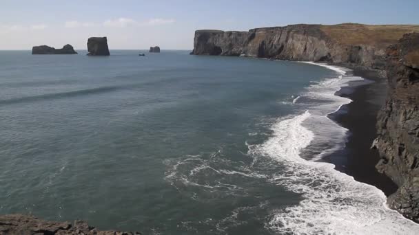 Svart Sand Beach Island Nära Vik Dyrholaey Reynisfjara Beach Stenar — Stockvideo