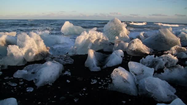 ダイヤモンド ビーチ手配 Iceland Ice 岩と東南のアイスランドの手配 ダイヤモンド ビーチ ビーチで黒い砂のビーチと氷山 — ストック動画