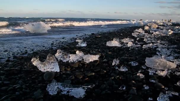 Rocce Ghiaccio Iceberg Con Spiaggia Sabbia Nera Sulla Spiaggia Jokulsarlon — Video Stock