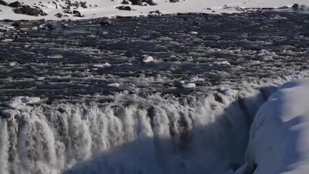 Cascade de Dettifoss dans le parc national de Vatnajokull dans le nord-est de l'Islande.Cascade de Detifoss - Une des cascades les plus puissantes d'Europe. Paysage hivernal 