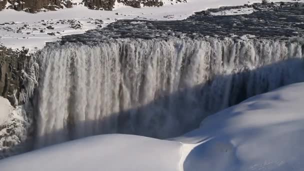 Cascade de Dettifoss dans le parc national de Vatnajokull dans le nord-est de l'Islande.Cascade de Detifoss - Une des cascades les plus puissantes d'Europe. Paysage hivernal 