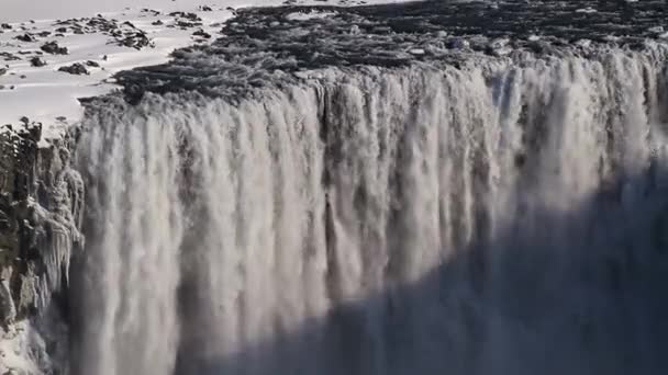 Cascade de Dettifoss dans le parc national de Vatnajokull dans le nord-est de l'Islande.Cascade de Detifoss - Une des cascades les plus puissantes d'Europe. Paysage hivernal 
