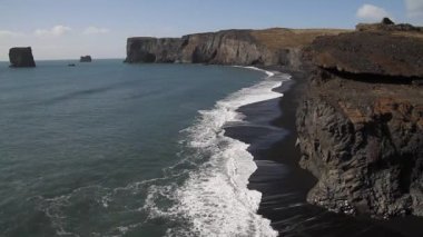 Vik, Dyrholaey, Reynisfjara Beach yakınındaki İzlanda'daki siyah kum plaj. Kayalar ve kayalıklarla ocean Plajı'nda. İzlanda'nın Güney sahil üzerinde popüler bir turistik spot.