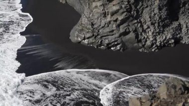 Vik, Dyrholaey, Reynisfjara Beach yakınındaki İzlanda'daki siyah kum plaj. Kayalar ve kayalıklarla ocean Plajı'nda. İzlanda'nın Güney sahil üzerinde popüler bir turistik spot.