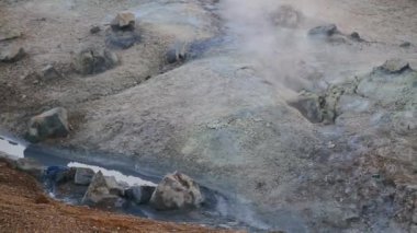 İzlanda Lake Myvatn ve Akureyri yakınındaki kuzey Jeotermal alanı, Hverir. Kuzeydoğu İzlanda. Çamur tencere kaynar, zemin çok renkli ve kırık. Hverarondor Hverir jeotermal alan İzlanda Lake Myvatn yakınındaki kuzey.