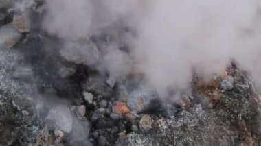 İzlanda Lake Myvatn ve Akureyri yakınındaki kuzey Jeotermal alanı, Hverir. Kuzeydoğu İzlanda. Çamur tencere kaynar, zemin çok renkli ve kırık. Hverarondor Hverir jeotermal alan İzlanda Lake Myvatn yakınındaki kuzey.