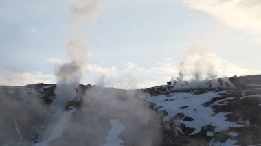 İzlanda Lake Myvatn ve Akureyri yakınındaki kuzey Jeotermal alanı, Hverir. Kuzeydoğu İzlanda. Çamur tencere kaynar, zemin çok renkli ve kırık. Hverarondor Hverir jeotermal alan İzlanda Lake Myvatn yakınındaki kuzey.