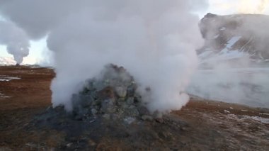 İzlanda Lake Myvatn ve Akureyri yakınındaki kuzey Jeotermal alanı, Hverir. Kuzeydoğu İzlanda. Çamur tencere kaynar, zemin çok renkli ve kırık. Hverarondor Hverir jeotermal alan İzlanda Lake Myvatn yakınındaki kuzey.