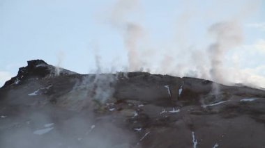İzlanda Lake Myvatn ve Akureyri yakınındaki kuzey Jeotermal alanı, Hverir. Kuzeydoğu İzlanda. Çamur tencere kaynar, zemin çok renkli ve kırık. Hverarondor Hverir jeotermal alan İzlanda Lake Myvatn yakınındaki kuzey.