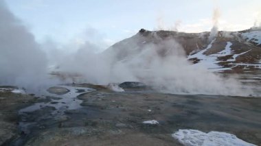 İzlanda Lake Myvatn ve Akureyri yakınındaki kuzey Jeotermal alanı, Hverir. Kuzeydoğu İzlanda. Çamur tencere kaynar, zemin çok renkli ve kırık. Hverarondor Hverir jeotermal alan İzlanda Lake Myvatn yakınındaki kuzey.