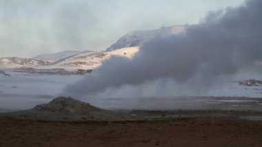 İzlanda Lake Myvatn ve Akureyri yakınındaki kuzey Jeotermal alanı, Hverir. Kuzeydoğu İzlanda. Çamur tencere kaynar, zemin çok renkli ve kırık. Hverarondor Hverir jeotermal alan İzlanda Lake Myvatn yakınındaki kuzey.