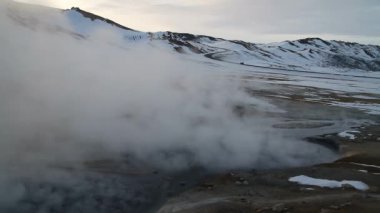 İzlanda Lake Myvatn ve Akureyri yakınındaki kuzey Jeotermal alanı, Hverir. Kuzeydoğu İzlanda. Çamur tencere kaynar, zemin çok renkli ve kırık. Hverarondor Hverir jeotermal alan İzlanda Lake Myvatn yakınındaki kuzey.
