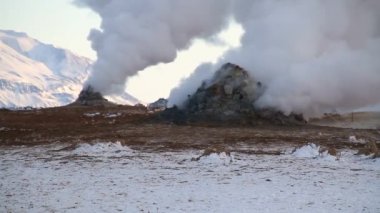 İzlanda Lake Myvatn ve Akureyri yakınındaki kuzey Jeotermal alanı, Hverir. Kuzeydoğu İzlanda. Çamur tencere kaynar, zemin çok renkli ve kırık. Hverarondor Hverir jeotermal alan İzlanda Lake Myvatn yakınındaki kuzey.