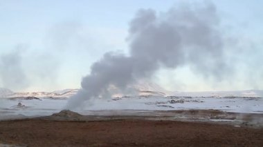 İzlanda Lake Myvatn ve Akureyri yakınındaki kuzey Jeotermal alanı, Hverir. Kuzeydoğu İzlanda. Çamur tencere kaynar, zemin çok renkli ve kırık. Hverarondor Hverir jeotermal alan İzlanda Lake Myvatn yakınındaki kuzey.