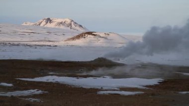 İzlanda Lake Myvatn ve Akureyri yakınındaki kuzey Jeotermal alanı, Hverir. Kuzeydoğu İzlanda. Çamur tencere kaynar, zemin çok renkli ve kırık. Hverarondor Hverir jeotermal alan İzlanda Lake Myvatn yakınındaki kuzey.